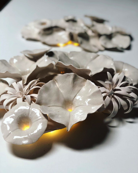 本物のような陶磁器の花