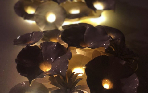 本物のような陶磁器の花