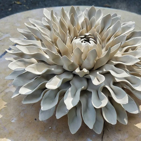 本物のような陶磁器の花