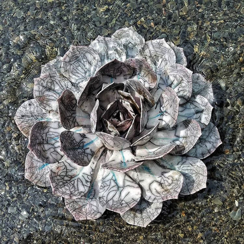 本物のような陶磁器の花