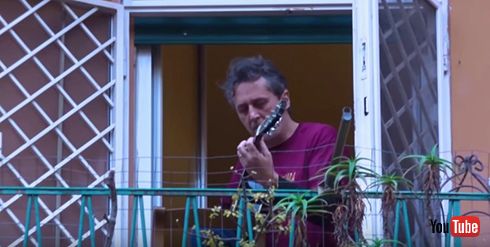 新型コロナで店舗封鎖中のイタリア　バルコニーで歌い近隣で励まし合う人々