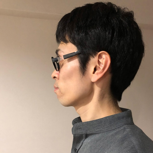 アニメのメガネキャラの横顔演出できるメガネをかけたところ