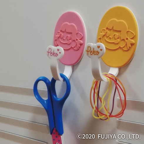 （不二家のお菓子が便利グッズになって登場）