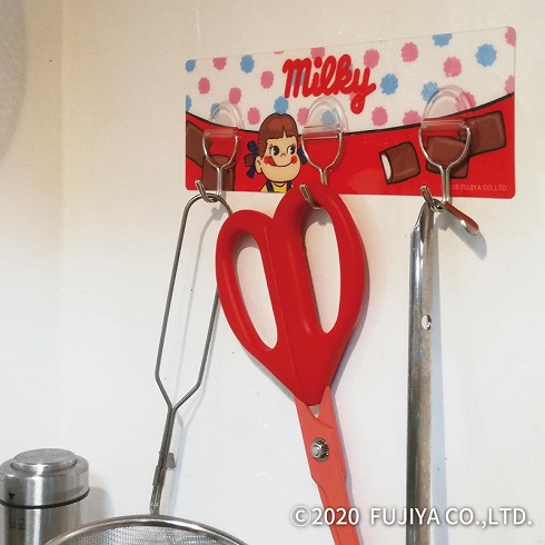 （不二家のお菓子が便利グッズになって登場）