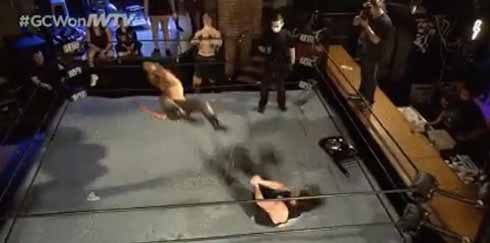 コロナ対策で接触してないのに吹き飛ぶレスラー　エア技で衝突するプロレス実施