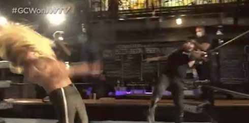 コロナ対策で接触してないのに吹き飛ぶレスラー　エア技で衝突するプロレス実施