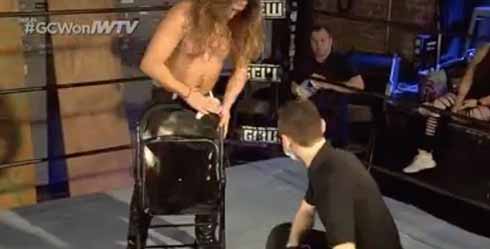 コロナ対策で接触してないのに吹き飛ぶレスラー　エア技で衝突するプロレス実施