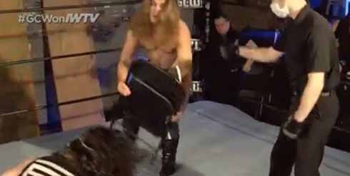 コロナ対策で接触してないのに吹き飛ぶレスラー　エア技で衝突するプロレス実施