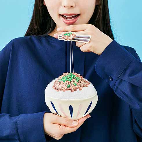 ねばーっと伸びる納豆ご飯を再現　「糸を引く！ ネバネバ納豆パスケース」発売