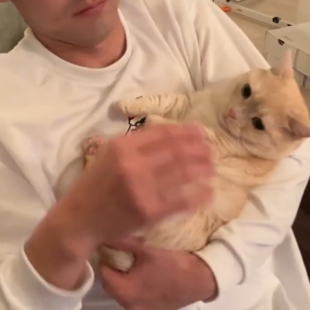 ちゅー拒否されてのけぞるパパさん