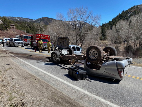 事故 ピックアップトラック バラバラ