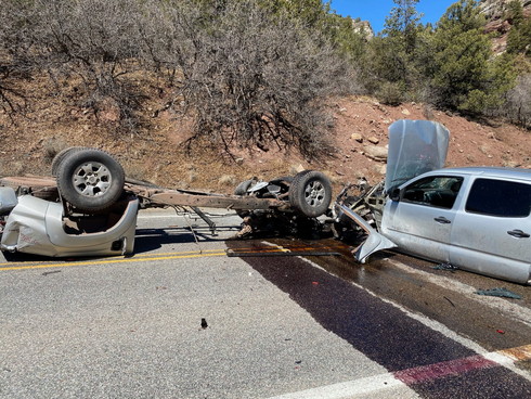 事故 ピックアップトラック バラバラ