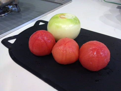 皮をむいたタマネギとトマト