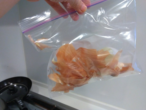 タマネギの皮を保存袋に入れる