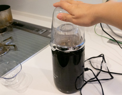 電動ミルでひいているところ