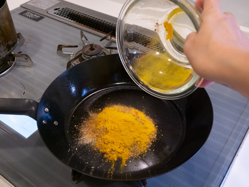 スパイスをフライパンに入れるところ