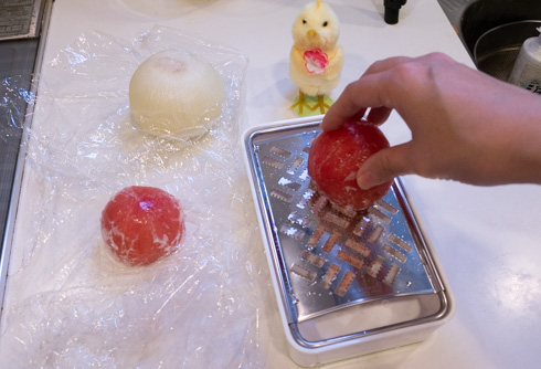 冷凍トマトをすりおろすところ