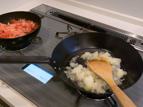 タマネギとトマトを別に炒める