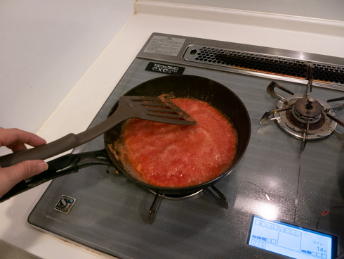 すりおろしトマトを炒める様子　水っぽい