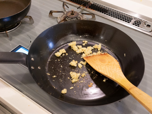 ニンニクと生姜を炒めるところ
