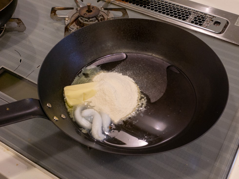 フライパンにバターと小麦粉とラードが入っている