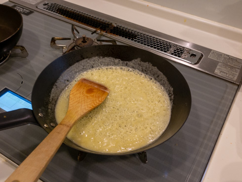 黄色い液体がグツグツしているところ