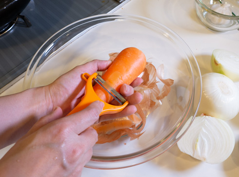 ニンジンの皮をむく様子