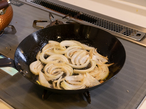 タマネギを炒める