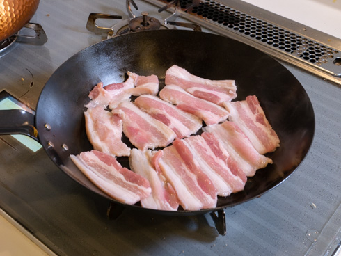 バラ肉を焼くところ