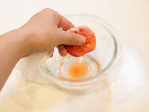 ガーゼでイチゴを搾る