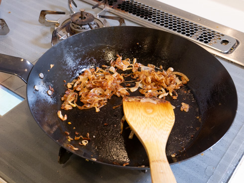 タマネギを炒め始めたところ