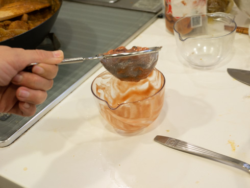 茶こしに入ったイカの塩辛