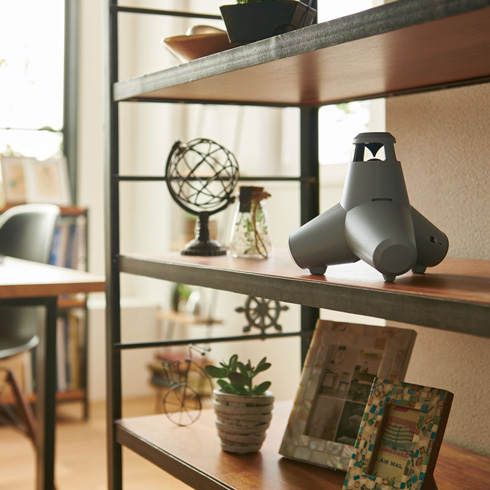 オープン棚に置かれた「TETRAPOD SPEAKER」