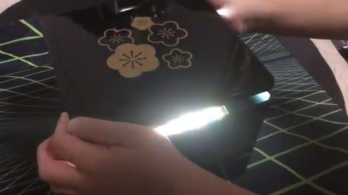 フタを開けると光の筋が……！