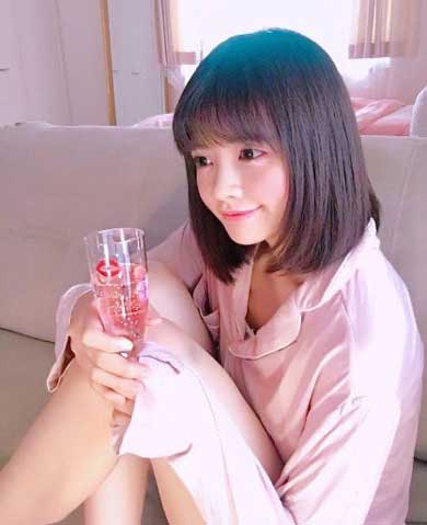 自粛 理想 現実 ギャップ 顔芸 写真 ヴィエンナ 同一人物