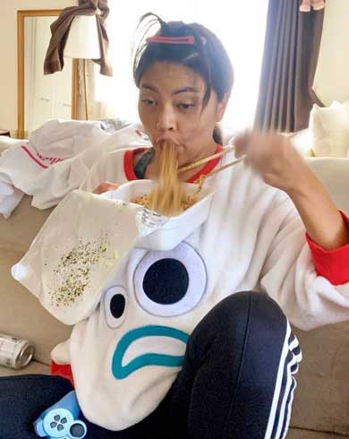 自粛 理想 現実 ギャップ 顔芸 写真 ヴィエンナ 同一人物