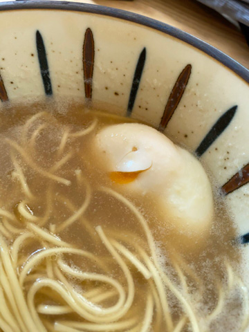 汁の中からちらっとこっちを見るタマゴ