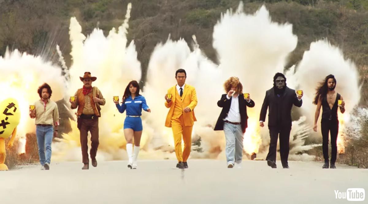 日清「カレーメシ」、なぜか昭和の刑事ドラマ風CMを制作し最後に爆発させてしまう　「とにかくかっこいいCMを作りたかった」