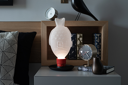 お寿司に付いてる醤油入れがおしゃれなライトに　醤油鯛がモチーフの照明「Light Soy」