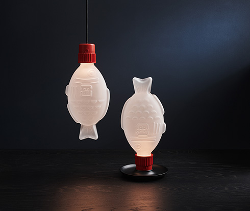 お寿司に付いてる醤油入れがおしゃれなライトに　醤油鯛がモチーフの照明「Light Soy」