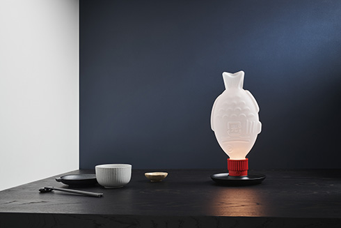 お寿司に付いてる醤油入れがおしゃれなライトに　醤油鯛がモチーフの照明「Light Soy」