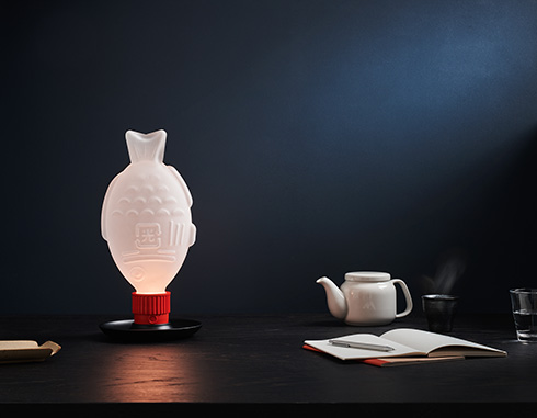 お寿司に付いてる醤油入れがおしゃれなライトに　醤油鯛がモチーフの照明「Light Soy」