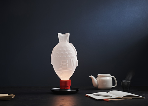お寿司に付いてる醤油入れがおしゃれなライトに　醤油鯛がモチーフの照明「Light Soy」