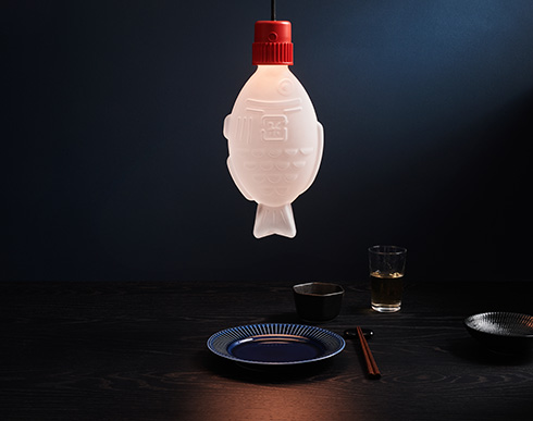 お寿司に付いてる醤油入れがおしゃれなライトに　醤油鯛がモチーフの照明「Light Soy」
