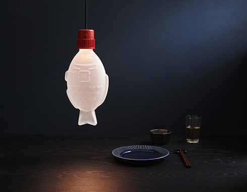 お寿司に付いてる醤油入れがおしゃれなライトに　醤油鯛がモチーフの照明「Light Soy」
