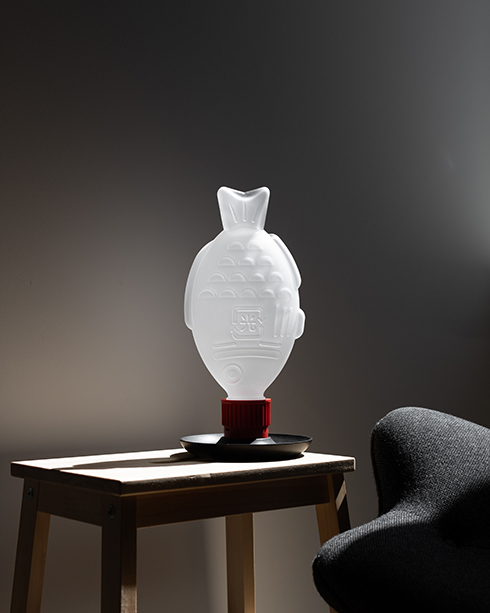 お寿司に付いてる醤油入れがおしゃれなライトに　醤油鯛がモチーフの照明「Light Soy」