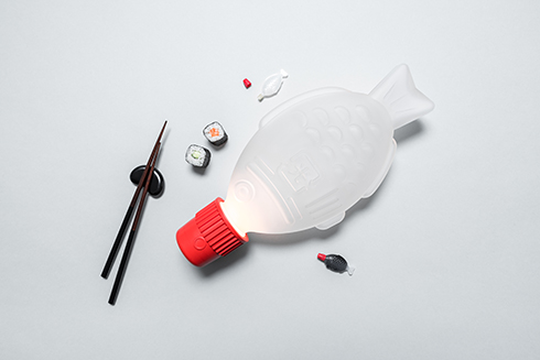 お寿司に付いてる醤油入れがおしゃれなライトに　醤油鯛がモチーフの照明「Light Soy」