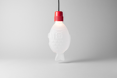 お寿司に付いてる醤油入れがおしゃれなライトに　醤油鯛がモチーフの照明「Light Soy」