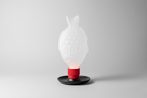 お寿司に付いてる醤油入れがおしゃれなライトに　醤油鯛がモチーフの照明「Light Soy」