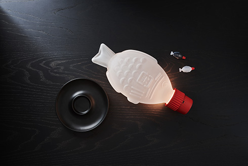 お寿司に付いてる醤油入れがおしゃれなライトに　醤油鯛がモチーフの照明「Light Soy」